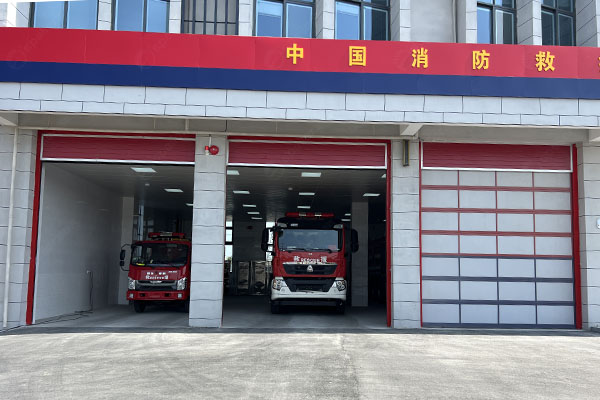 泰州消防站車庫(kù)提升門：遠(yuǎn)程集成控制，應(yīng)急迅速出動(dòng)